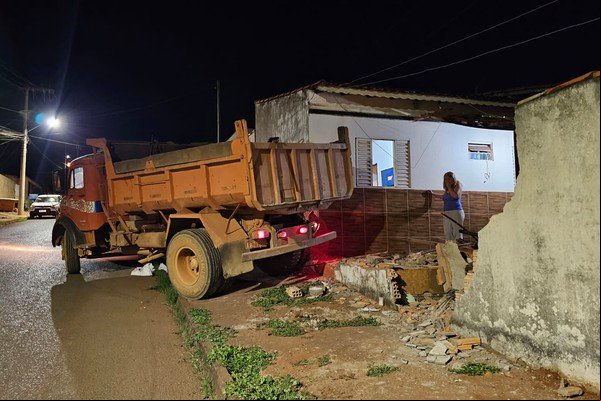 Caminhão basculante invade casa no bairro Nossa Senhora de Fátima e causa estragos