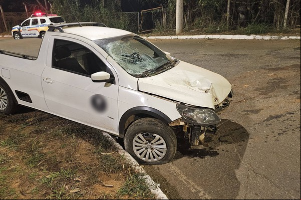 Condutora a direto no balão do fórum, arranca palmeira, hidrometro e abandona o veículo  batido