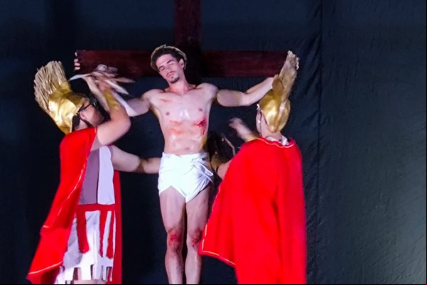 Reflexão da Paixão de Cristo emociona milhares de pessoas em Patos de Minas
