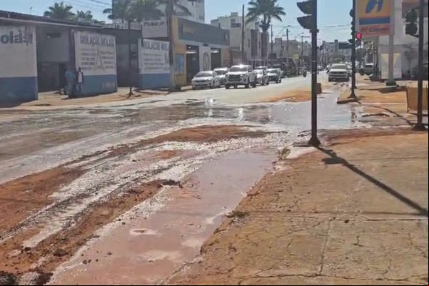 Copasa diz que vazamento na rua Doutor Marcolino não é de adutora e tranquiliza a população