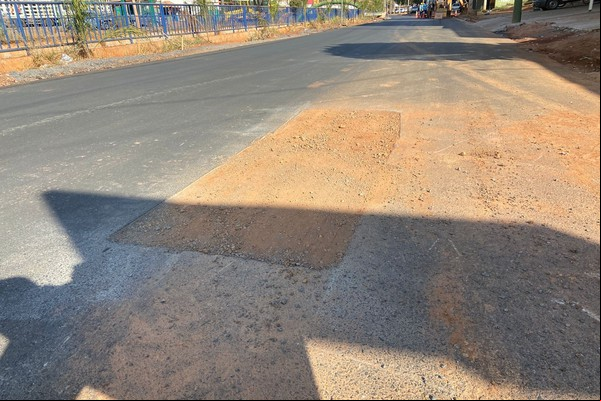 Copasa faz buracos no asfalto novinho da avenida Fátima Porto e deixa motoristas indignados