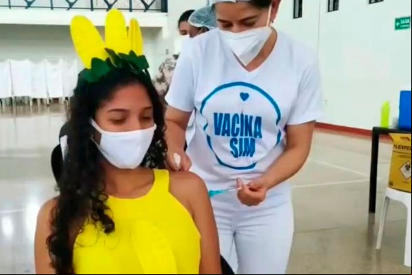Mais de 750 adolescentes se vacinaram contra a Covid-19 nesse domingo em Patos de Minas