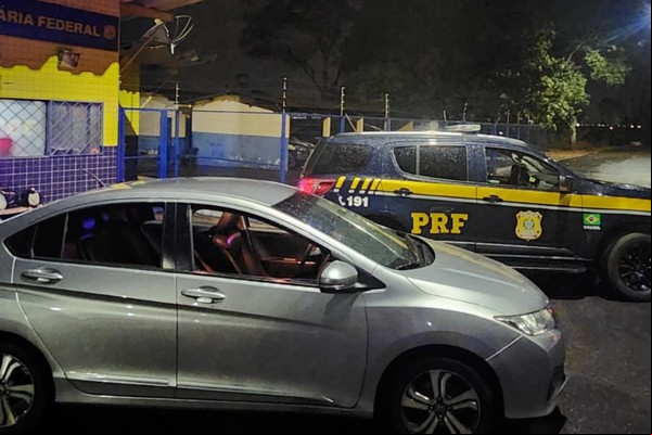 Homens acabam presos na BR 365 com Honda City furtado em São Paulo; o carro era clonado