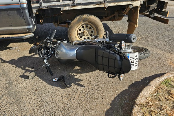 Motociclista de 19 anos fica ferīdo em acidente com caminhonete na avenida Padre Almir