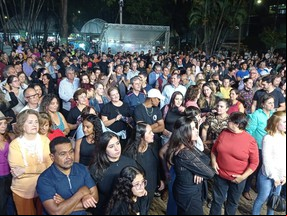Público se diverte no início da noite do 1º dia de Fenapraça 2025; veja ao vivo