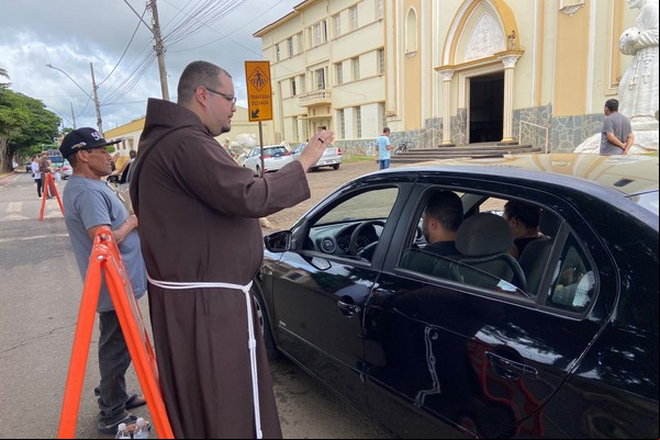 Chuva de bênçãos! Frades Capuchinhos abençoam veículos e condutores em Patos de Minas