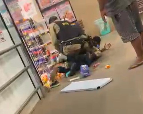 Homem flagrado furtando em farmácia resiste à prisão e dá trabalho aos policiais