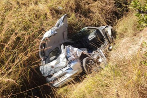 Motorista de 23 anos é resgatado pelo Corpo de Bombeiros após cair em ribanceira na MG 230