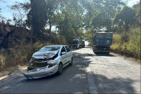 Condutor reduz velocidade em asfalto com más condições e é atingido por outros veículos, na MG230