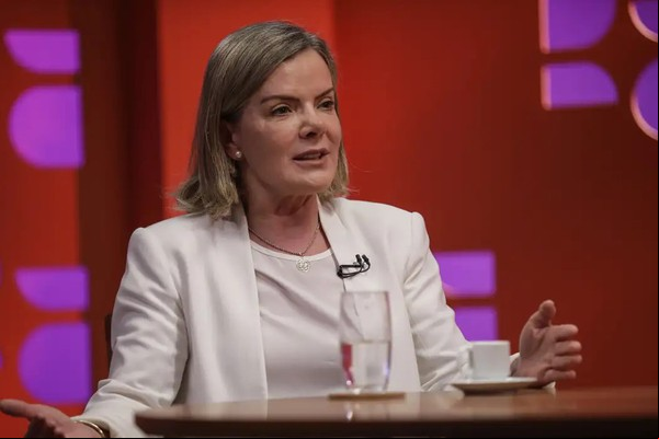 Lula nomeia Gleisi Hoffmann para comandar articulação política