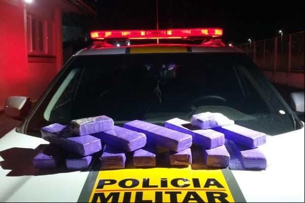 Casal é preso ao ser abordado na BR 352 com 14 barras de maconha