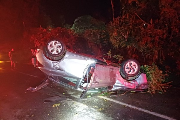 Veículo de eio com quatro pessoas capota na BR 352, em Carmo do Paranaíba