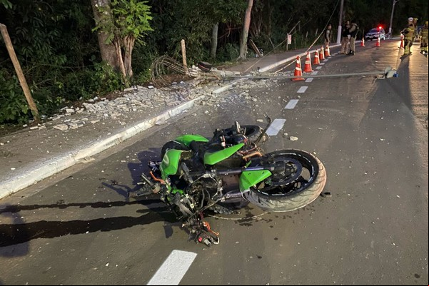 Moto potente destrói poste na avenida Padre Almir e condutor vai parar debaixo dos escombros