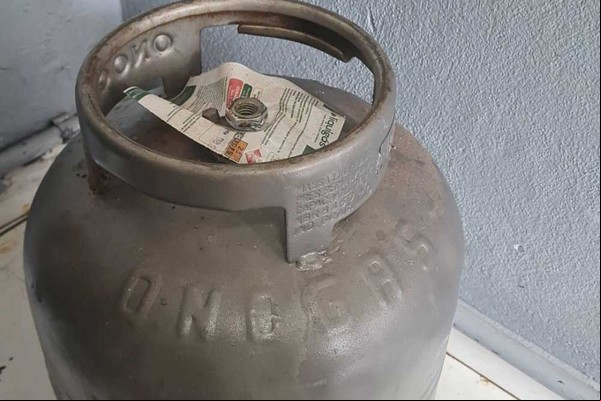 Homem acaba preso após agredir a mulher grávida e furtar botijão de gás
