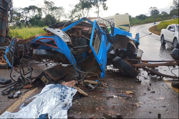 Acidente entre caminhão e ônibus tira a vida de duas pessoas e deixa feridos na BR 146