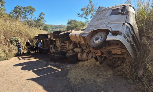 Trânsito liberado na MG-188 após quase 24 horas de interdição por tombamento de Rodotrem