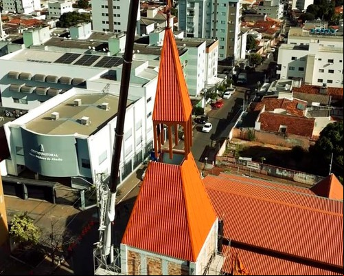 Construtores usam guindaste para instalar cúpula de torre de quase 40 metros em igreja