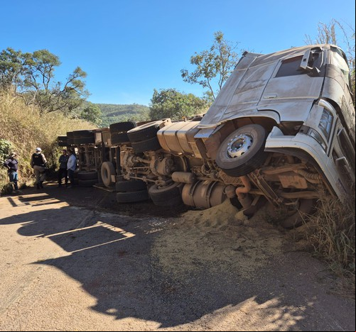 Trânsito liberado na MG-188 após quase 24 horas de interdição por tombamento de Rodotrem