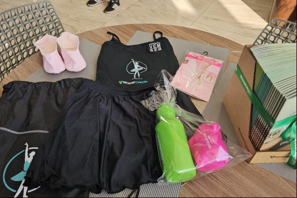 Alunas de Balé da Associação Vem Ser recebem uniformes da parceria com a Credicoopa
