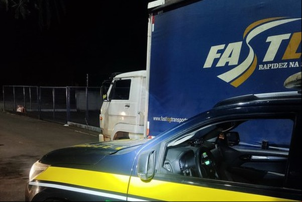 PRF presta apoio a motorista com caminhão em pane e descobre que veículo havia sido furtado