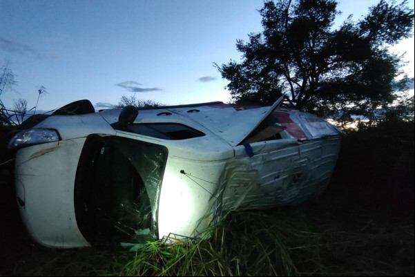 Furgão aquaplana e capota na BR-352; motorista e ageiro saíram ilesos