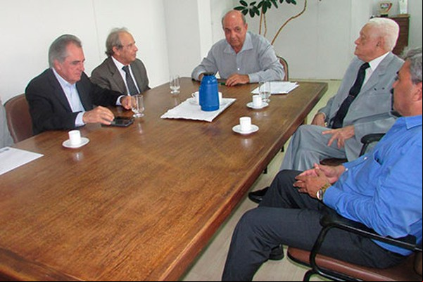 José Eustáquio recebe ex-prefeitos do grupo de Arlindo Porto para formação de conselho político