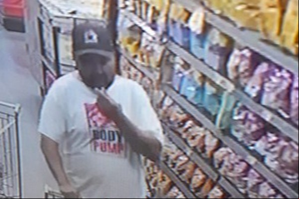 Homem é preso após colocar quilos de carne na mochila e sair de hipermercado sem pagar