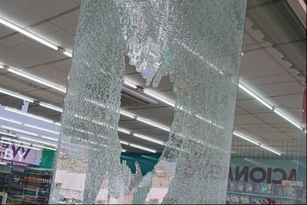 Homem tenta furtar suplemento em farmácia, é contido por funcionário e quebra vidro com pedrada