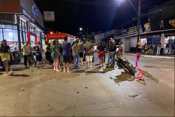 Motociclista é socorrido inconsciente e precisa receber oxigênio após se envolver em acidente no centro de Patos de Minas
