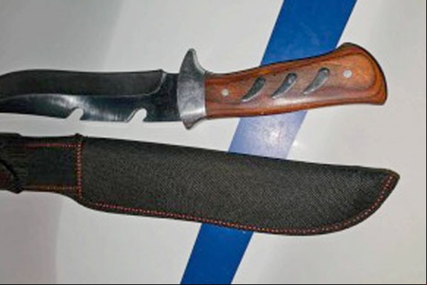 Homem chega em casa embriagado, diz que foi traído e esfaqueia esposa no braço