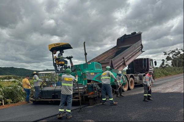 Após retomada das obras, Estrada de Alagoas recebe mais um trecho de asfalto