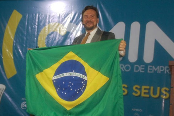 Palestrante surpreende com mágicas no Comine 2017 e mostra a importância de se firmar parcerias
