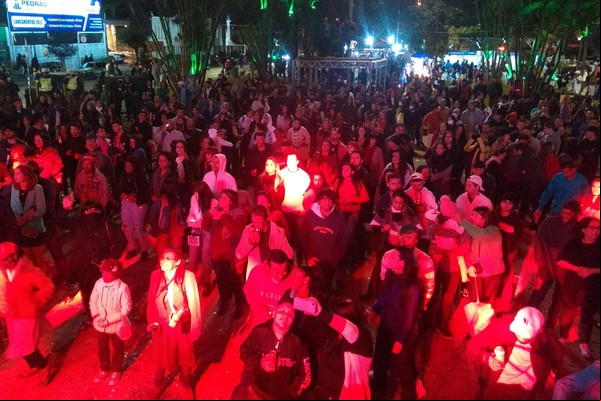 Dino Patense canta de Legião Urbana a U2 no palco principal e empolga o público da Fenapraça; Ao Vivo