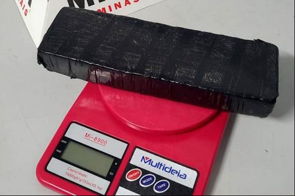Jovem tenta fugir da Polícia Militar mas acaba preso com barra de maconha, no Alto Caiçaras