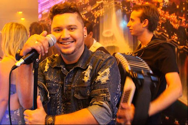 Cantor patense conta história da cunhada em música e mostra sucesso em Patos de Minas
