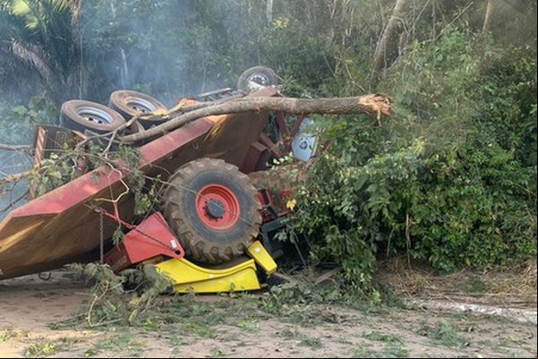 Caminhão capota na MGC 354 e ageiro fica preso entre as ferragens