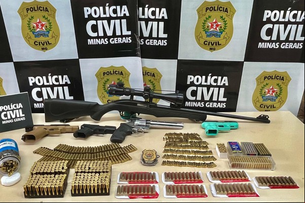 PC prende 2 homens e 1 mulher com 5 armas de fogo e mais de 1200 munições em MG