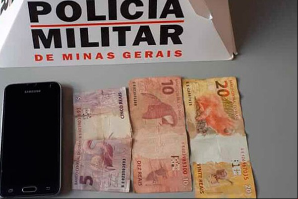 Homem oferece carona até bar, tem celular furtado e PM leva dois para a delegacia em Tiros