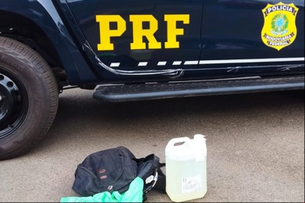Mulher é presa pela PRF transportando 5 litros de lança-perfume na BR 365, em Patos de Minas