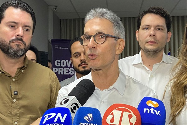 Em encontro com prefeitos em Patos de Minas, governador confirma antecipação de ree da saúde