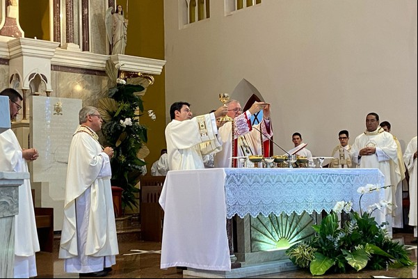 Bispo e padres da diocese abençoam os “Santos Óleos” na Missa do Crisma, em Patos de Minas