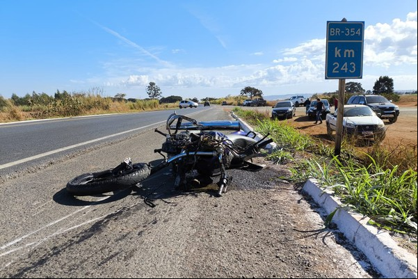 Motociclista morre na hora ao bater de frente com caminhonete na BR 354