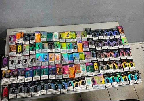 Jovem 18 anos é preso com mais de 100 cigarros eletrônicos e papelotes de cocaína, em Patos de Minas
