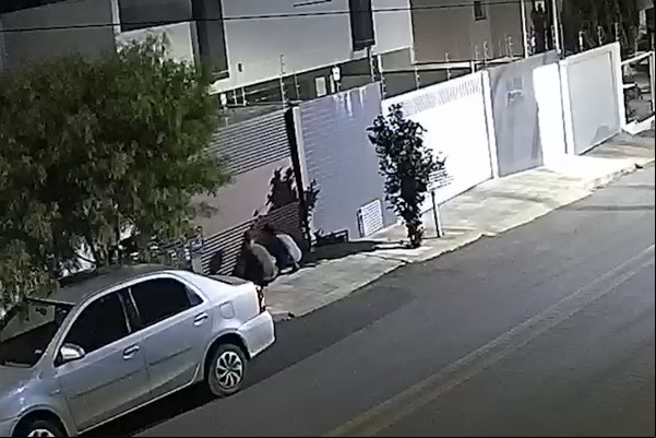 Imagens mostram indivíduos arrombando portão de prédio e furtando bicicleta