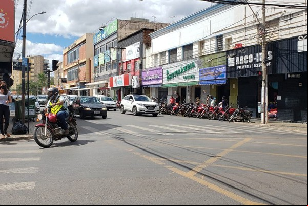 Funcionários do comércio não poderão trabalhar no 1° de maio; saiba o que abre e fecha