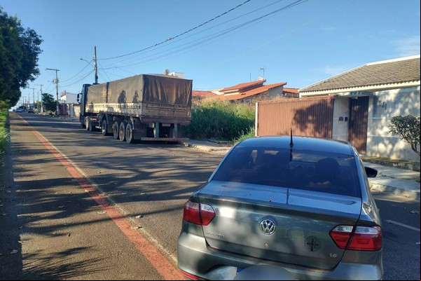 Após bater em carreta, motorista é encontrado desacordado dentro de carro atravessado em avenida