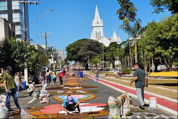 Centenas de homens e mulheres, adultos e crianças produzem os tapetes de Corpus Christi em Patos de Minas