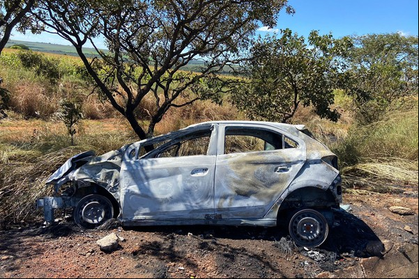 Incêndio às margens da BR 365 causa acidente com 4 veículos; um dos carros pegou fogo