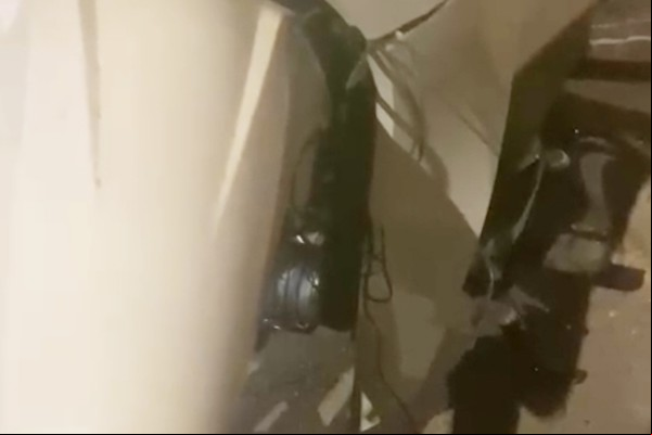 Cabo de operadora de Internet fica enroscado à motocicleta no bairro Brasília, em Patos de Minas
