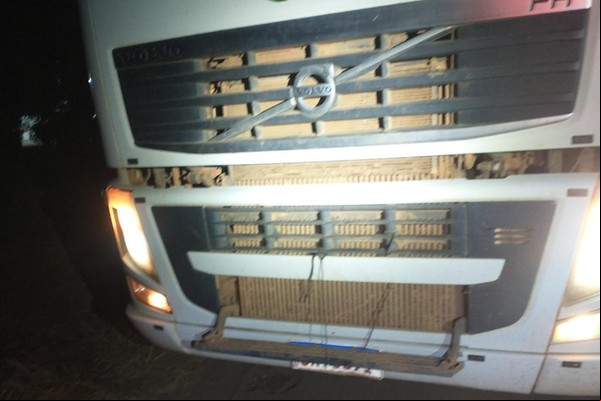 Motorista acaba preso após esconder placa de identificação e ar direto na balança, em Patos de Minas